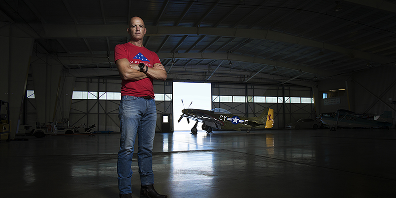garmin-aviation-man-standing-in-the-airport-sharing-points
