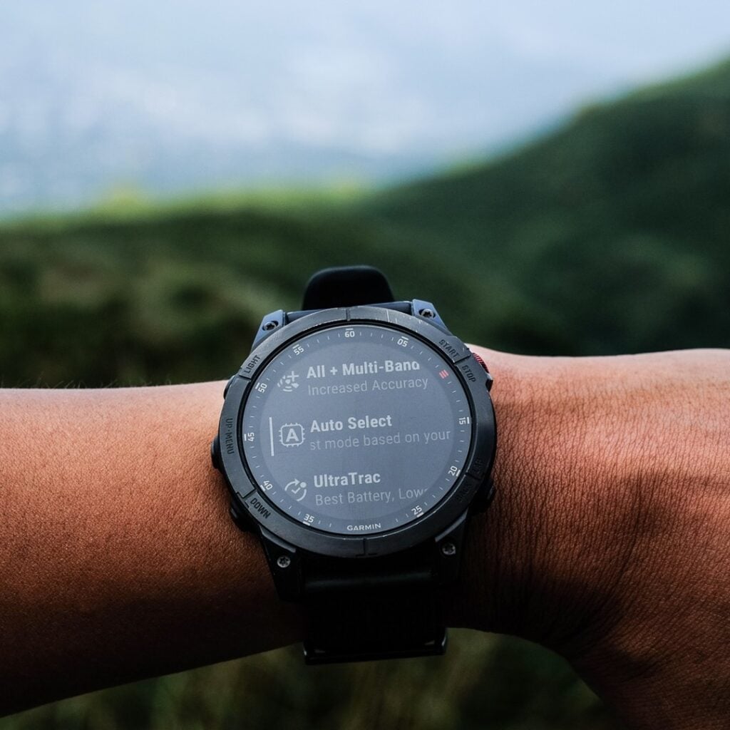 Garmin tactix 7戶外運動智慧手錶高精準的GPS衛星定位,自動切換省電煤是擁有超高續航力