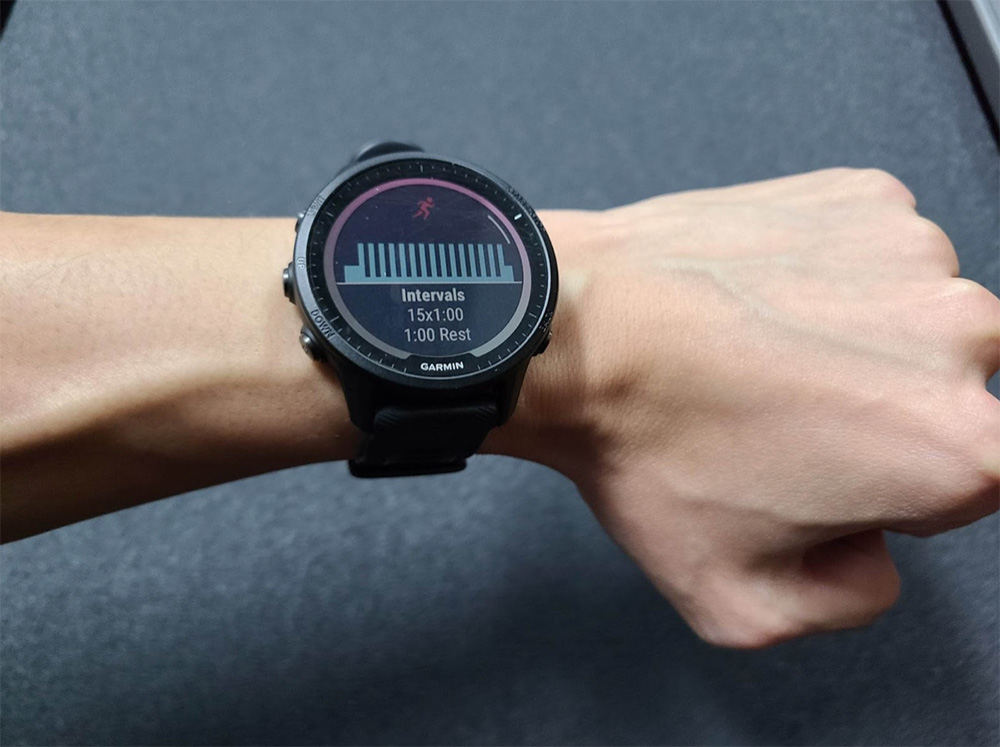 其實透過Garmin手錶就可以直接設定Interval，就能到河濱練習，非常方便